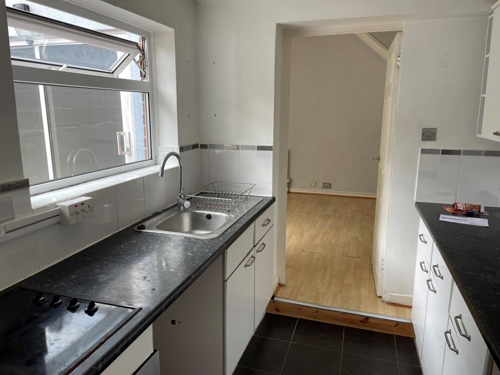 Lot: 142 - GROUND FLOOR FLAT WITH PATIO CLOSE CITY CENTRE - View of fitted kitchen from inner lobby